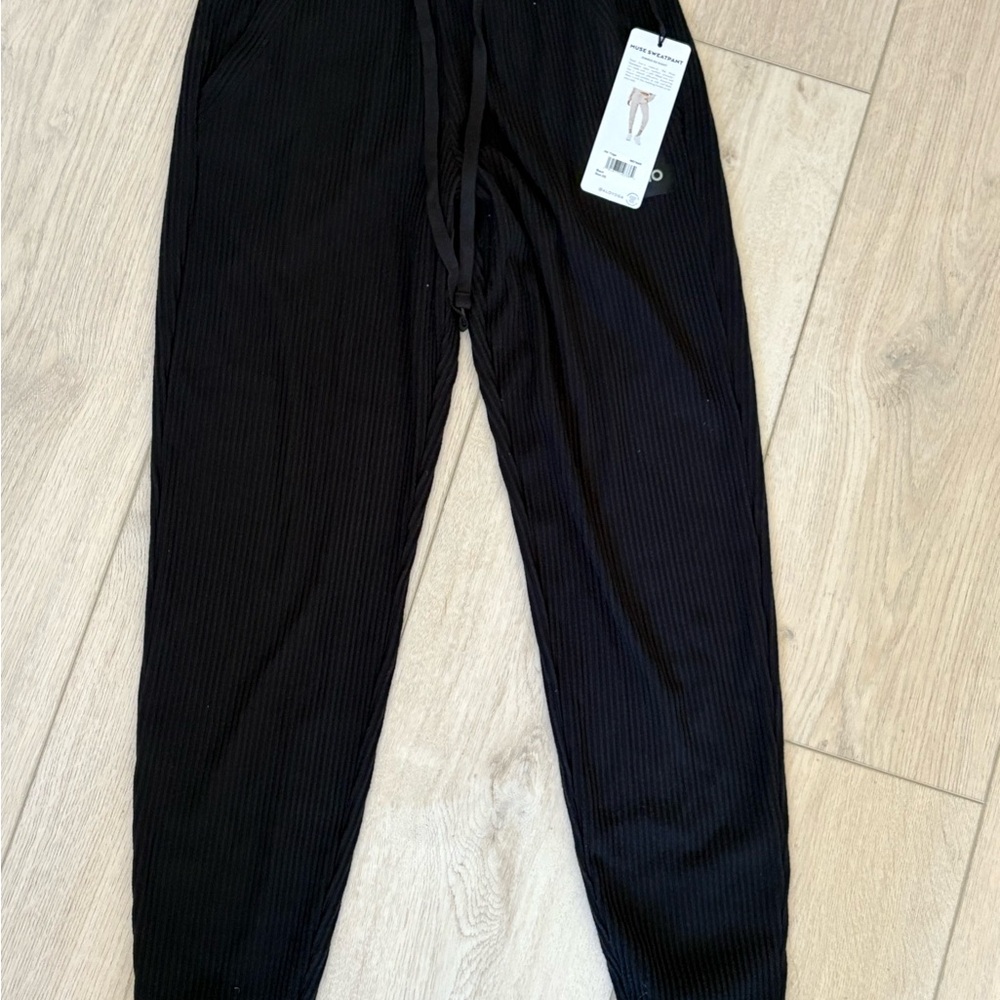 Women’s Alo Muse Sweatpants NWT